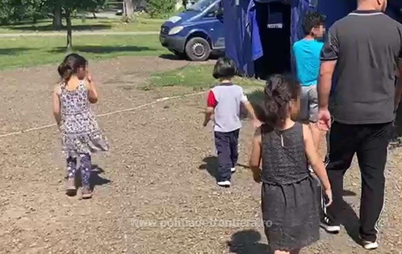 Familie de migranți irakieni cu 5 copii deshidratați, salvată de polițiștii din Timiș