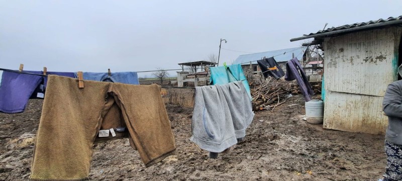 Familia copilei trăiește într-o casă de chirpici