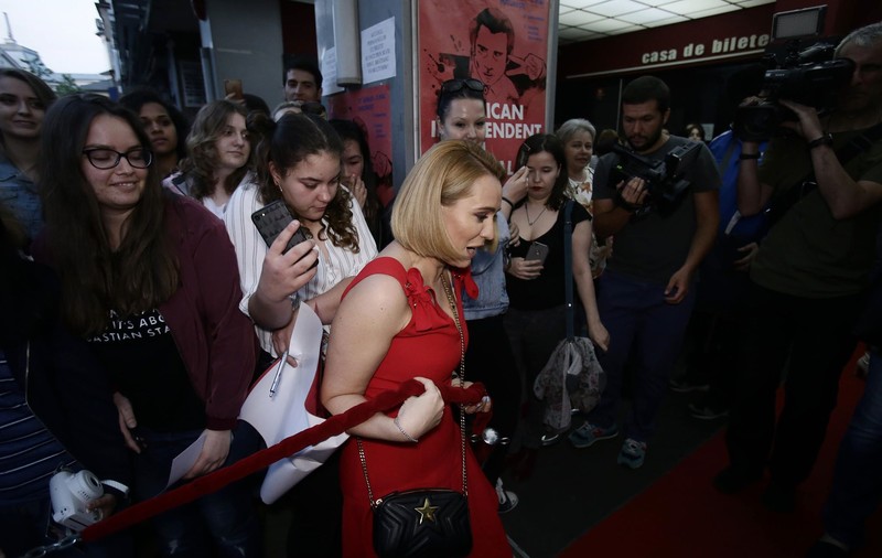 Andreea Esca, spontană și nonconformistă în situații dificile. Îmbrăcată în rochie de seară a trecut pe sub un cordon care interzicea accesul!