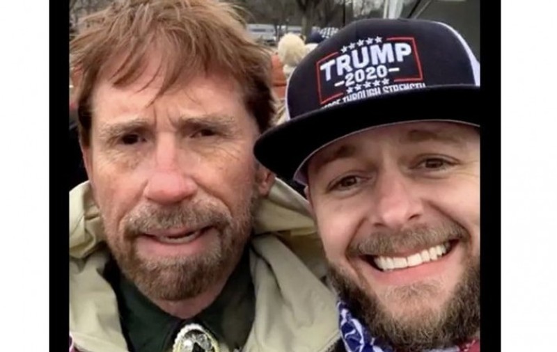 Chuck Norris neagă că ar fi fost prezent la asaltul asupra Capitoliului, după ce o fotografie a devenit virală pe rețelele sociale