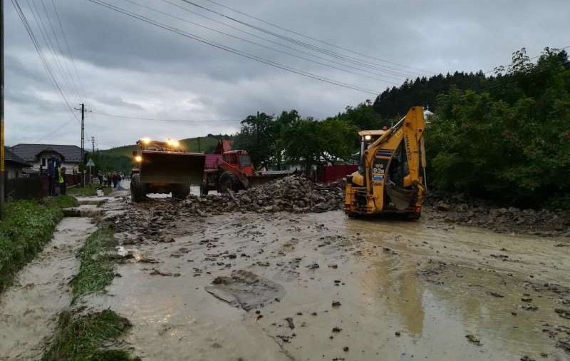 O casă a luat foc din cauza unui fulger, iar alte zeci de gospodării au fost afectate de ploile torențiale din ultimele 24 de ore. Cele mai afectate județe