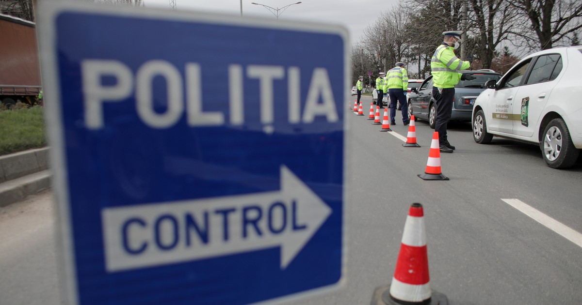 Polițiștii verifică dacă sunr respectate restricțiile de circulație (Foto: Inquam Photos / Octav Ganea)