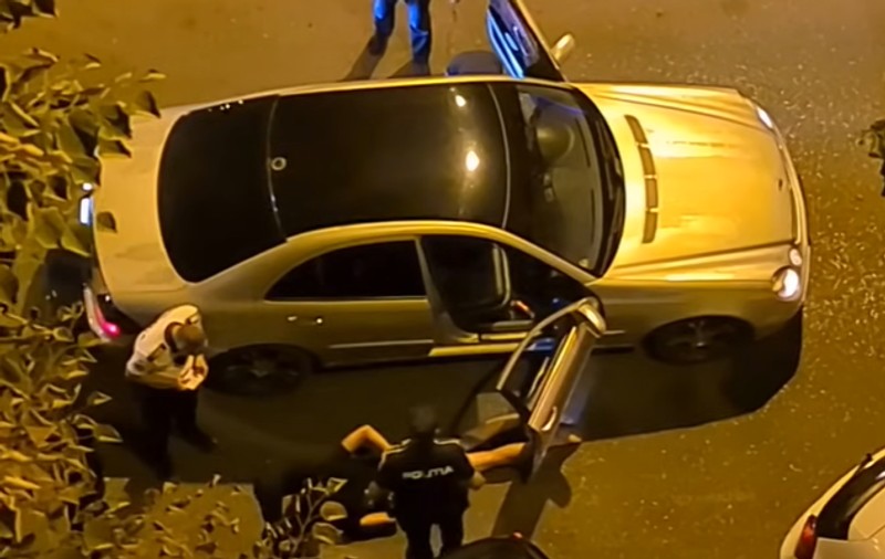 Șofer întins lângă mașină, încătușat, după ce polițiștii l-au urmărit prin Timișoara. VIDEO