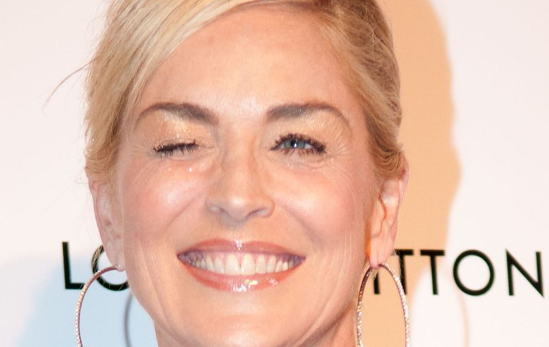 Când o vezi RĂMÂI MUT! SHARON STONE, în BODY din DANTELĂ la 56 de ani!