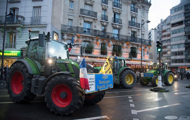 Noi proteste ale fermierilor francezi, care au revenit cu tractoarele la Paris