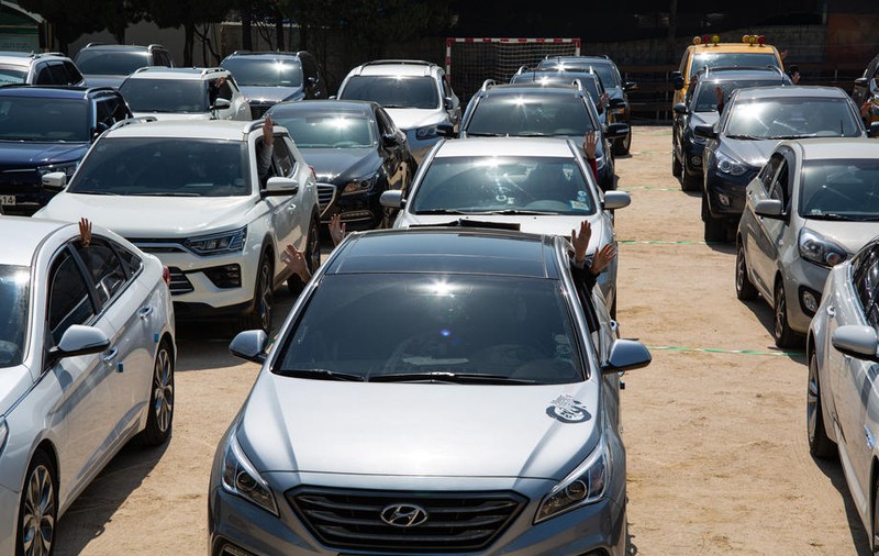 Slujbe drive-in organizate în parcare. Bisericile din Coreea s-au adaptat la coronavirus