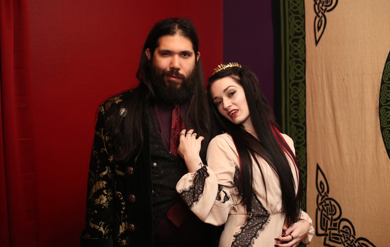 Dragoste la prima... mușcătură. Doi americani trăiesc precum vampirii. Își consumă zilnic sângele