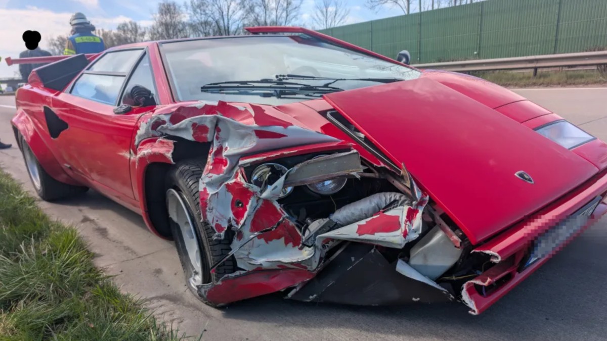 Mașina de lux a fost distrusă în accident. FOTO: Bild.