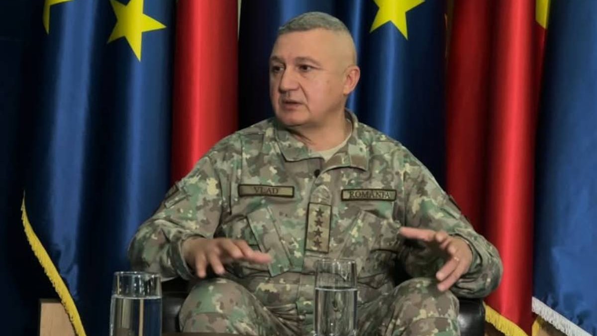 General al Armatei Romane, Vlad Gheorghita, sta asezat, cu straguri in spare, in cadrul unui interviu , 10 ioctombrie 2025