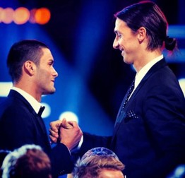 O poză de suflet, din 2015, primind un premiu de la starul fotbalului suedez, Zlatan Ibrahimovic, și el cu părinți sosiți din Balcani pentru o viață mai bună