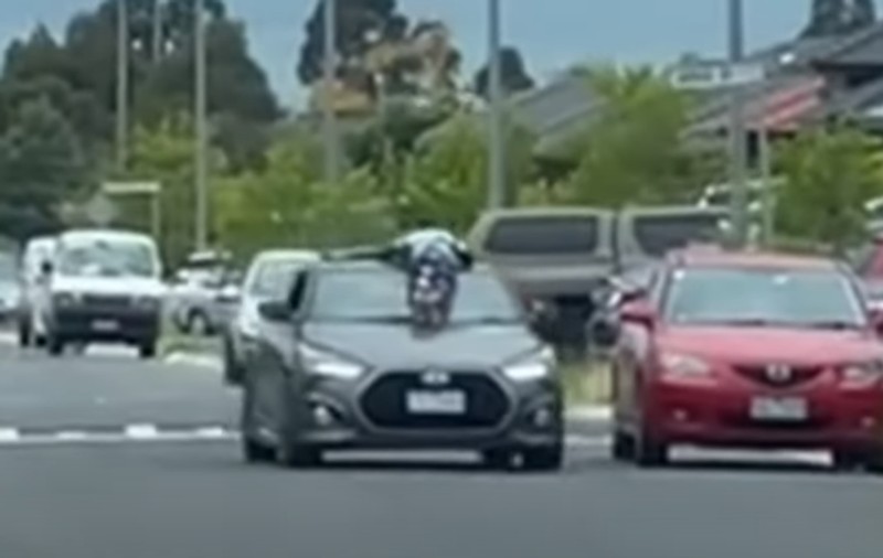O șoferiță a plimbat copiii pe capota mașinii, în Melbourne: „Mă distram puțin cu ei” | VIDEO