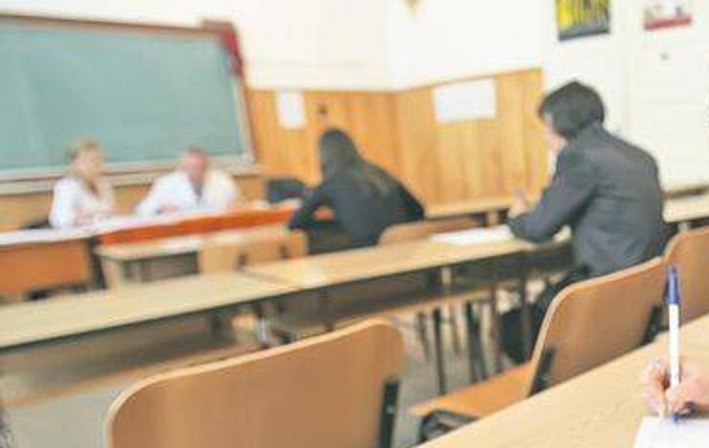 Ăsta da tupeu, frate! După ce l-au prins cum copia, a dat şcoala în judecată