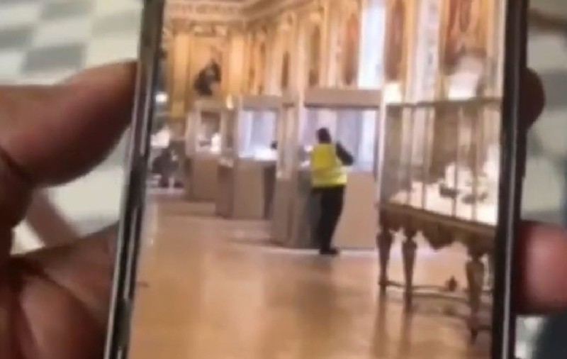 Primele imagini cu jaful de la Luvru. Unul dintre hoți, filmat când taie geamul vitrinei din Galeria Apollon