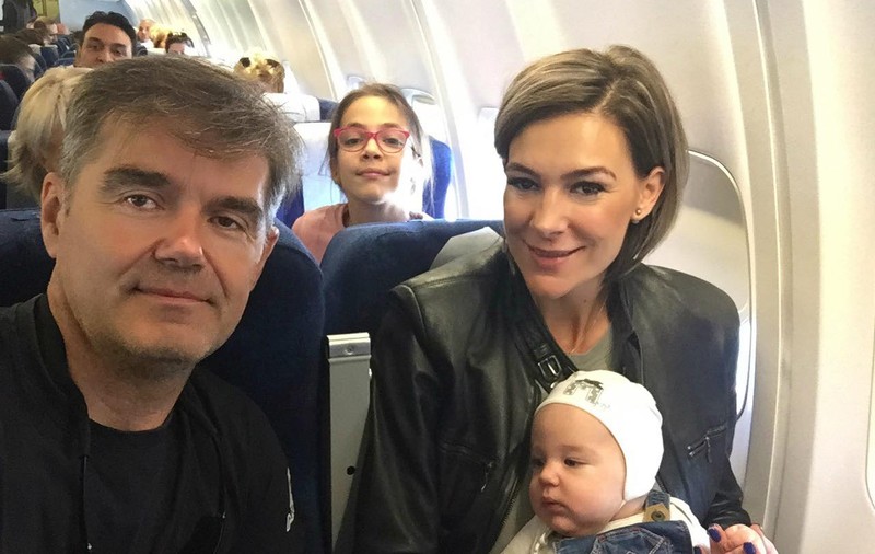 Roxana Ciuhulescu se pregătește pentru o triplă petrecere: aniversarea soțului, aniversarea băiatului și tăierea moțului, toate în aceeași zi!