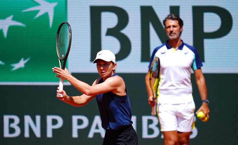 Simona Halep, antrenându-se cu Patrick Mouratoglou pentru French Open, 18 mai 2022 - foto Profimedia
