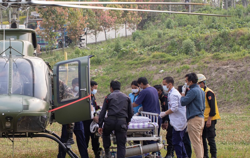 Un alpinist indian a fost găsit în viață după ce a căzut 300 de metri într-o crevasă pe muntele Annapurna