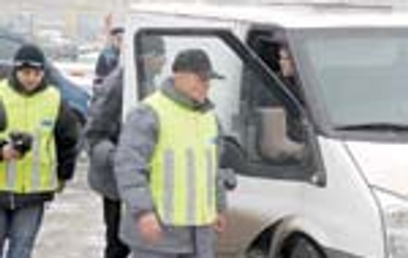 Si-a impuscat colegul din greseala, in masina blindata