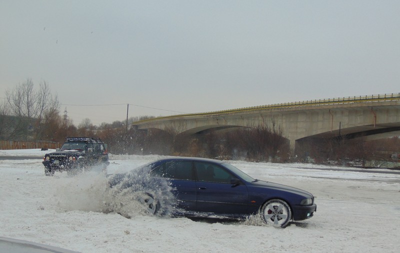 Drifturi într-o parcare din Galați în timpul codului galben de ger | VIDEO