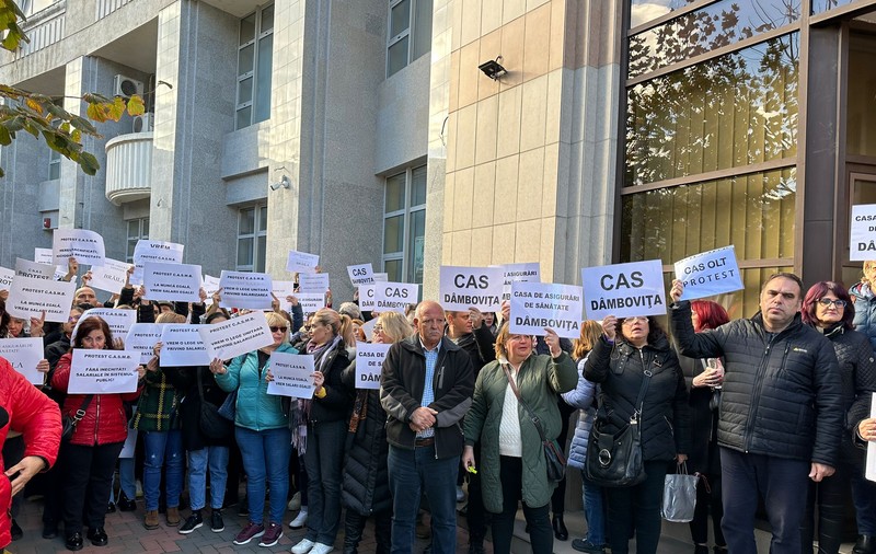 Angajații Caselor de Asigurări de Sănătate au oprit protestul, după ce legea care permite majorarea salariilor a fost adoptată de Parlament