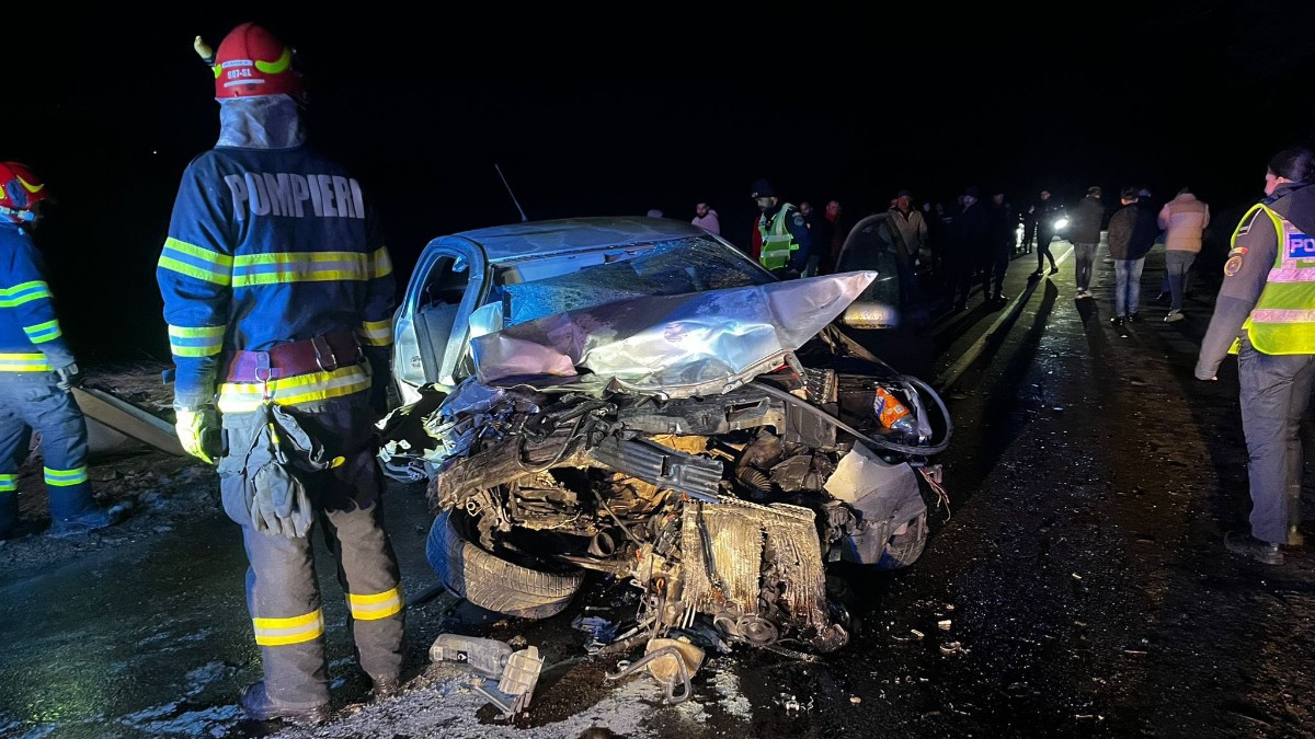 O mașină lovită frontal în urma unui accident rutier, polițiștii și pompierii sunt la fața locului