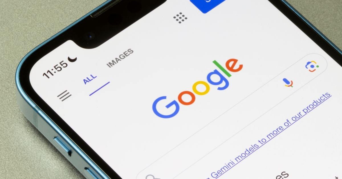 Smartphone deschis cu motorul de căutare Google pe display, pe o masă