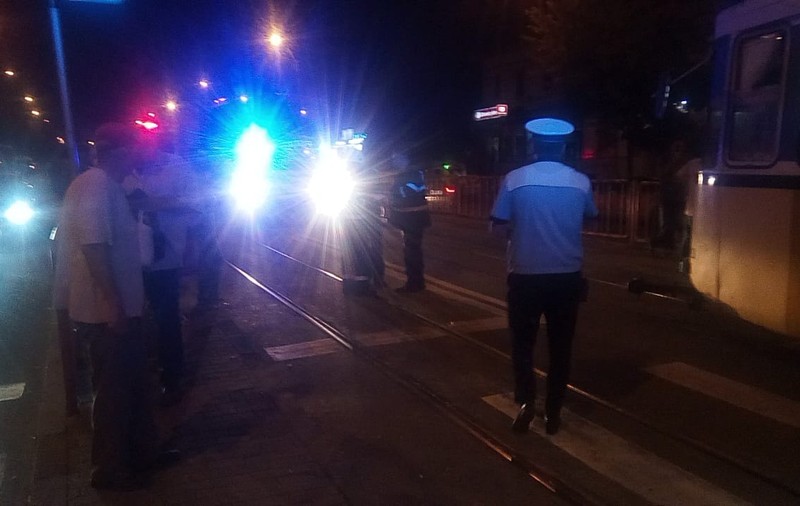 Un pensionar de 81 de ani a fost accidentat grav de tramvai, la Iași. Ca prin minune, nu a fost atins de roți |VIDEO