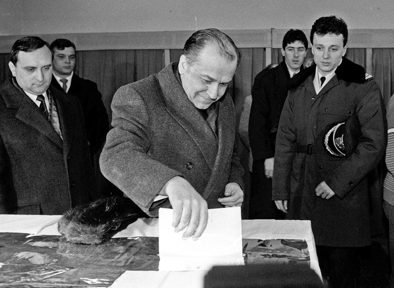 Ion Iliescu a votat la alegerile din 1992. Foto: Hepta / Arhivă Libertatea