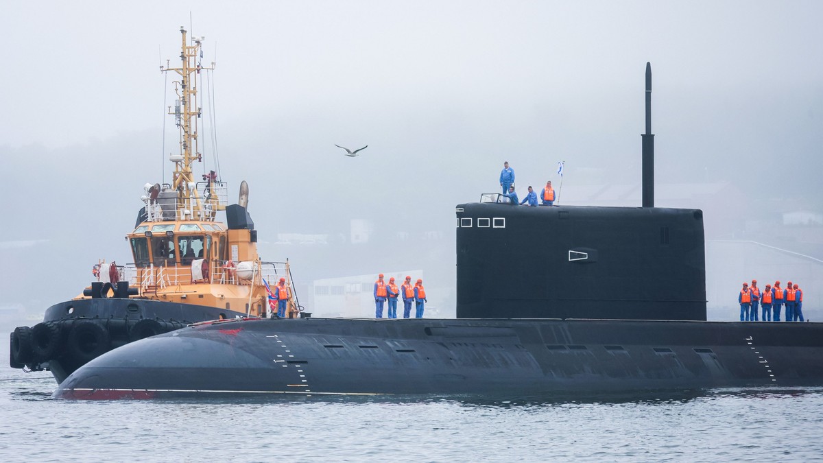 Submarinul diesel-electric Ufa al Flotei Rusiei din Pacific, care transportă rachete de croazieră Kalibr, se întoarce la baza sa după ce a finalizat o misiune de luptă de 40 de zile. Foto: Hepta.