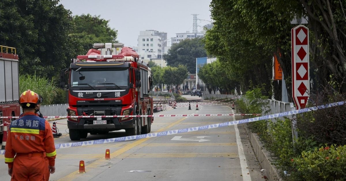 Un cordon de poliție este instalat la locul prăbușirii unui teren în Shenzhen, provincia Guangdong din sudul Chinei, pe 5 decembrie 2024.