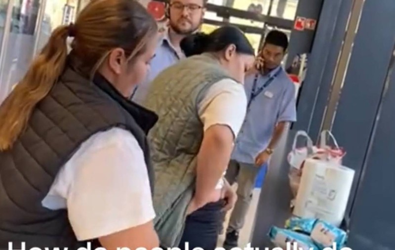 Imagini în care două femei scot din buzunare și pantaloni un „munte” de produse furate dintr-un supermarket din Marea Britanie. Internauții acuză că sunt românce