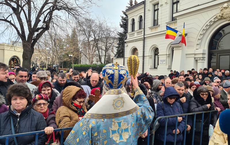 REPORTAJ | Slujba de Bobotează de la Iași, 10.000 de litri de agheasmă pentru 5.000 de oameni și mesaje de susținere pentru Ucraina