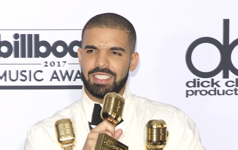 VIDEO | Drake, criticat după ce la un concert a pupat o minoră: "Îmi place senzația pe care o am atunci când îți simt sânii lipiți de pieptul meu"