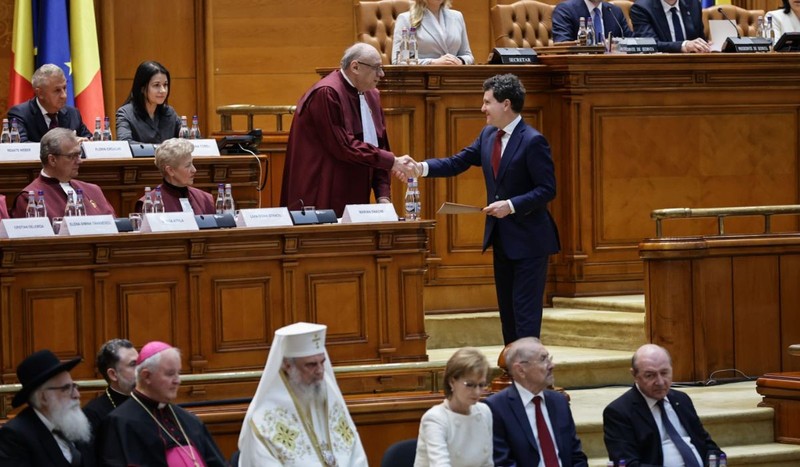 Nicușor Dan dând mâna cu președintele Curții Constituționale a României, după depunerea jurământului. Foto: Vlad Chirea/ Libertatea