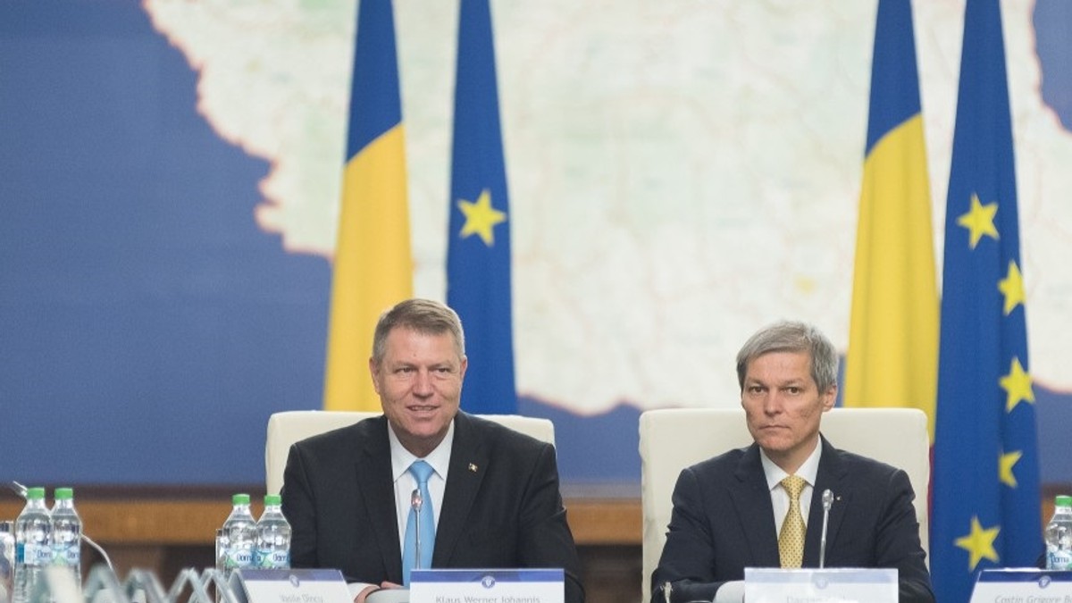 Președintele IOhannis și premierul Cioloș, la prezidiu