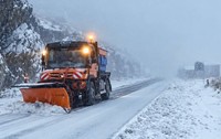 Drumarii intervin pe Transfăgărășan cu utilaje și antiderapant din cauza ninsorilor, 16 octombrie 2026
