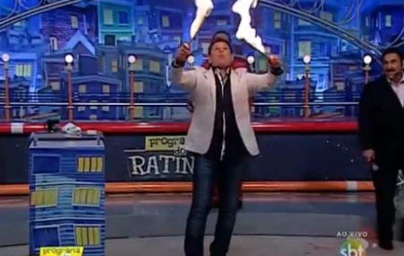 Un iluzionist a făcut-o de OAIE la un show pentru copii. Era să dea foc platoului și să sfârșească tragic | VIDEO