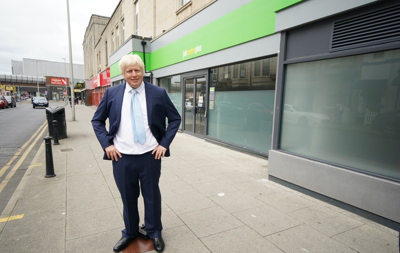 O statuie de ceară a lui Boris Johnson, adusă în fața unui centru de căutare de locuri de muncă, după ce premierul britanic a rămas fără job
