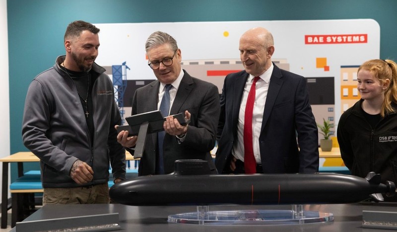 Prim-ministrul Keir Starmer și secretarul apărării, John Healey, la BAE Systems. Marea Britanie va își completa flota cu patru submarine Dreadnought, următoarea generație a sistemului de descurajare nucleară al Regatului Unit, 20 martie 2025. Foto: Profimedia Images