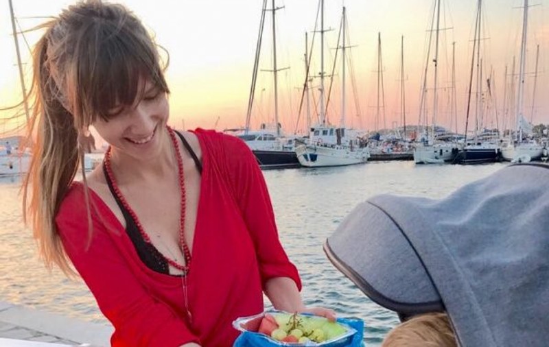 Adela Popescu se relaxează în Grecia. Cum arată vedeta în costum de baie