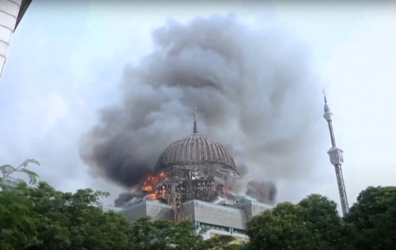 Moschee din capitala Indoneziei, cuprinsă de un incendiu violent. Momentul în care cupola uriașă se prăbușește