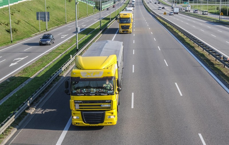 Șofer român de TIR cu identitatea furată, 130 de amenzi de circulație, concediat, permis anulat și datorii de 35.000 de euro, în Franța
