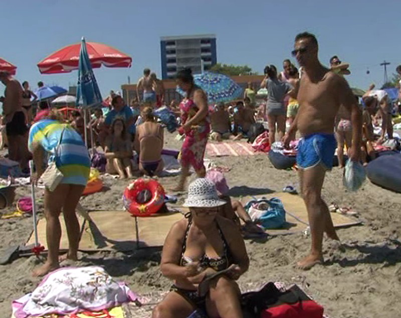 Bunele maniere n-au mai încăput în bagaj! Turiștii se plimbă în slipi pe străzile orașului Constanța