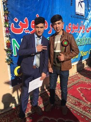 Shukrullah (dreapta), alături de un coleg, la festivitatea de absolvire a unui curs de limba engleză | Foto: Arhiva personală