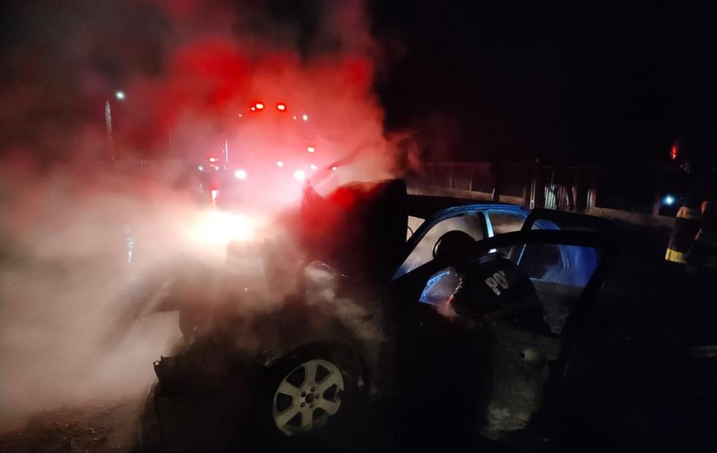 Tânără de 21 de ani salvată în ultima clipă dintr-o mașină care a ars în totalitate, după un accident în Galați
