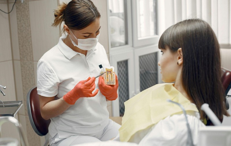 Cât costă serviciile stomatologice în România în 2026 și cum îți poți reduce factura la dentist