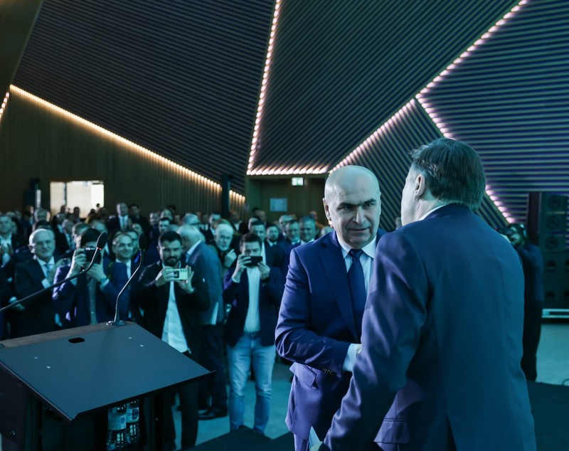 Ce nu s-a văzut la TV la lansarea programului lui Antonescu: oboseală, discursuri anoste și glumițe despre „Crin somnorosul” REPORTAJ