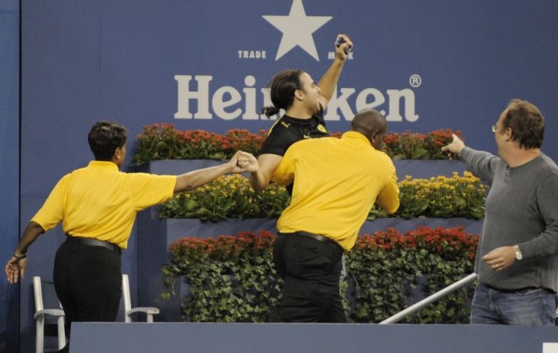 Nadal, sărutat de un bărbat 