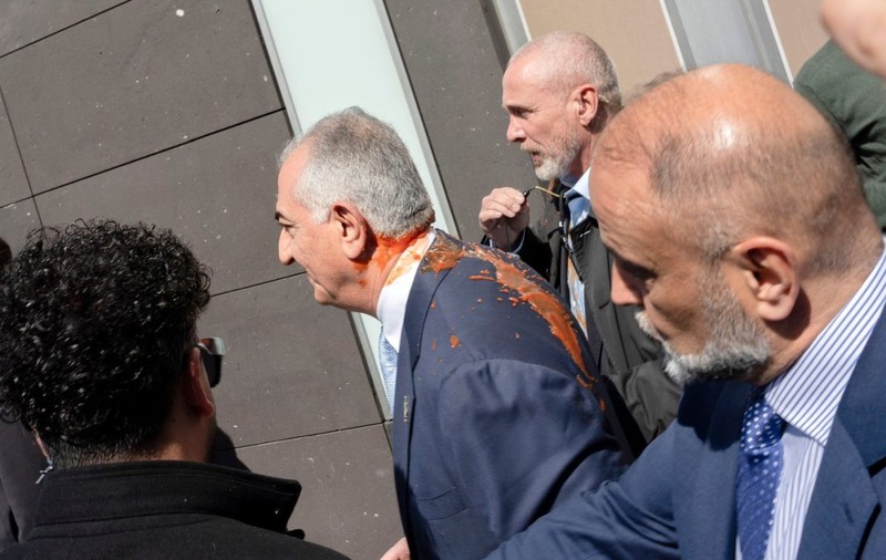 Prințul iranian exilat Reza Pahlavi a fost atacat și stropit cu suc de roșii la Berlin