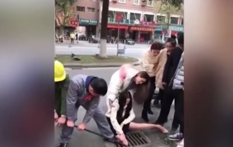 VIDEO | Intervenție bizară: cum a ajuns o femeie să fie blocată într-o gură de canal