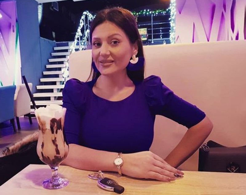 Bianca Rus, dezlănțuită. Îmbrăcată sumar și întinsă pe covor, aruncă săgeți spre fostul soț | FOTO
